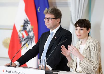 Am 26. Juni 2024 nahmen Bundesminister Martin Polaschek (l.) und Klubobfrau Sigrid Maurer (r.) am Pressefoyer nach dem Ministerrat teil.