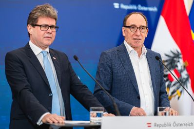 Am 20. März 2024 nahmen Bundesminister Johannes Rauch (l.) und Bundesminister Martin Polaschek (r.) am Pressefoyer nach dem Ministerrat teil.