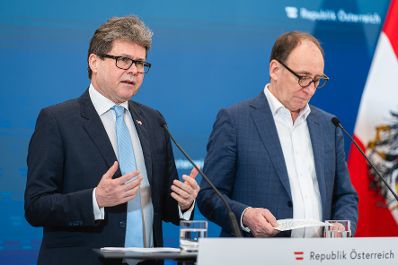 Am 20. März 2024 nahmen Bundesminister Johannes Rauch (l.) und Bundesminister Martin Polaschek (r.) am Pressefoyer nach dem Ministerrat teil.