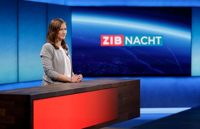 Am 13. Dezember 2021 nahm Staatssekretärin Claudia Plakolm (im Bild) an der ZIB Nacht im ORF teil.