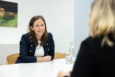 Am 17. Dezember 2021 reiste Staatssekretärin Claudia Plakolm (l.) im Zuge eines Bundesländertags nach Oberösterreich. Im Bild beim Interview mit Tips Linz.