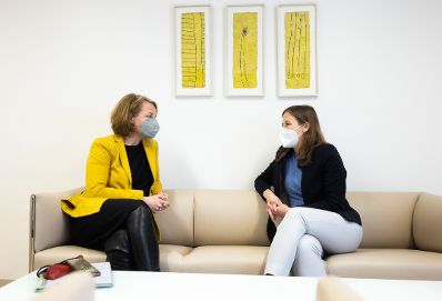 Am 18. Jänner 2022 traf Staatssekretärin Claudia Plakolm (l.) im Rahmen ihres Bundesländertags in Niederösterreich die Landesrätin Christiane Teschl-Hofmeister (r.).