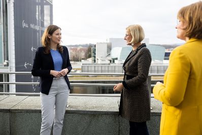 Am 18. Jänner 2022 traf Staatssekretärin Claudia Plakolm (l.) im Rahmen ihres Bundesländertags in Niederösterreich die Landeshauptfrau Johanna Mikl-Leitner (m.) und die Landesrätin Christiane Teschl-Hofmeister (r.).