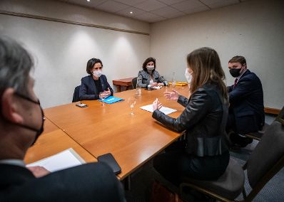 Am 26. Jänner 2022 reiste Staatssekretärin Claudia Plakolm (r.) zu einem informellen Rat der Jugend- & Bildungsminister nach Straßburg. Im Bild beim bilateralen Gespräch mit der französischen Staatssekretärin für Jugend, Sarah El Haïry (l.).