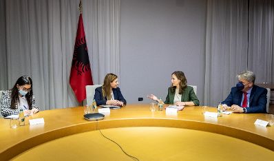 Am 10. Februar 2022 reiste Staatssekretärin Claudia Plakolm (m.r.) zu einem Arbeitsbesuch nach Tirana. Im Bild mit der albanischen Ministerin für Jugend und Kinder, Bora Muzhaqi (m.l.).