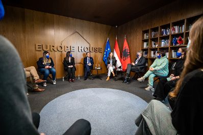 Am 11. Februar 2022 reiste Staatssekretärin Claudia Plakolm (m.r.) zu einem Arbeitsbesuch nach Tirana. Im Bild bei einer Gesprächsrunde mit „Young European“.