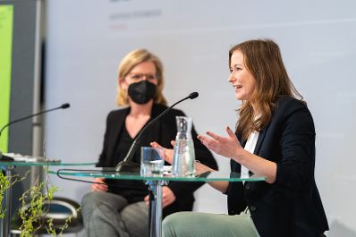 Am 02. März 2022 war Staatssekretärin Claudia Plakolm (r.) beim Klimajugendrat 2022. Im Bild mit Bundesministerin Leonore Gewessler (l.).