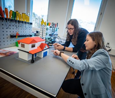 Am 14. März 2022 besuchte Staatssekretärin Claudia Plakolm (l.) die Experimentier-Labore pepperMINT.