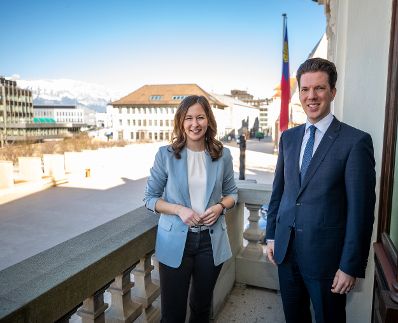 Am 14. März 2022 besuchte Staatssekretärin Claudia Plakolm (l.) den liechtensteinischen Regierungsrat Manuel Frick (r.).