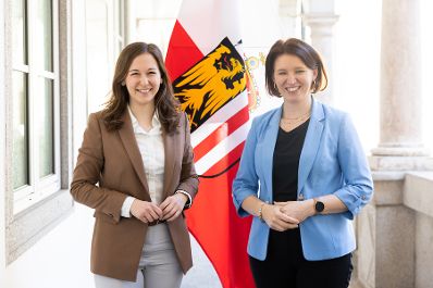 Am 21. März 2022 traf Staatssekretärin Claudia Plakolm (l.) im Rahmen ihres Bundesländertags in Oberösterreich Landesrätin Michaela Langer-Weninger (r.).