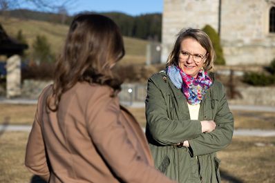 Am 21. März 2022 traf Staatssekretärin Claudia Plakolm (l.) im Rahmen ihres Bundesländertags in Oberösterreich die Bürgermeisterin von Ottenschlag, Katharina Kaltenberger (r.).