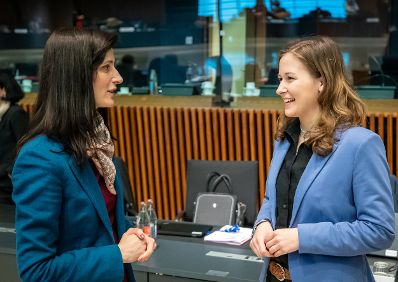 Am 5. April reiste Staatssekretärin Claudia Plakolm (r.) nach Luxemburg zum Rat der EU Jugendminister/Innen.