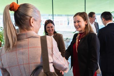 Am 22. April 2022 besuchte Staatssekretärin Claudia Plakolm (r.) im Rahmen ihres Bundesländertags in Oberösterreich die Akademikerhilfe.
