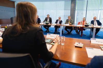 Am 22. April 2022 besuchte Staatssekretärin Claudia Plakolm (l.) im Rahmen ihres Bundesländertags in Oberösterreich das Kirchdorfer Zementwerk Hofmann GmbH.