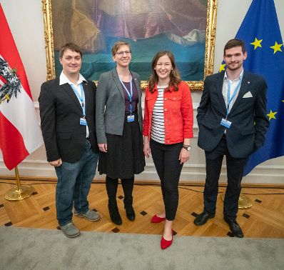 Am 28. April 2022 fand die Auftaktveranstaltung zum Europäischen Jahr der Jugend im Bundeskanzleramt statt. Im Bild Staatssekretärin Claudia Plakolm (m.).