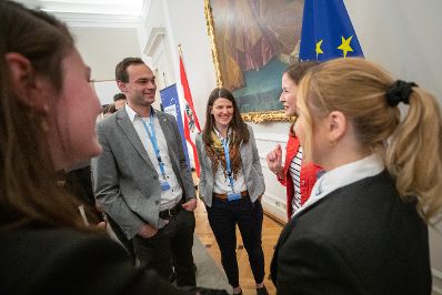 Am 28. April 2022 fand die Auftaktveranstaltung zum Europäischen Jahr der Jugend im Bundeskanzleramt statt. Im Bild Staatssekretärin Claudia Plakolm (2.v.r.).