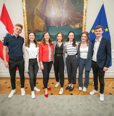 Am 28. April 2022 fand die Auftaktveranstaltung zum Europäischen Jahr der Jugend im Bundeskanzleramt statt. Im Bild Staatssekretärin Claudia Plakolm (3.v.l.).
