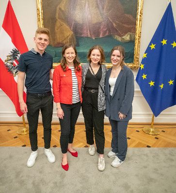 Am 28. April 2022 fand die Auftaktveranstaltung zum Europäischen Jahr der Jugend im Bundeskanzleramt statt. Im Bild Staatssekretärin Claudia Plakolm (2.v.l.).