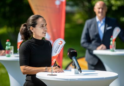 Am 9. Mai 2022 nahm Staatssekretärin Claudia Plakolm an der Pressekonferenz #sportverbindet mit Peter McDonald (Präsident Sportunion), Irene Fuhrmann (ÖFB-Frauen-Teamchefin) (im Bild) und Werner Schwarz (SIMPLY-STRONG-Obmann) teil.