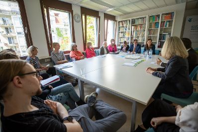 Am 9. Mai 2022 besuchten Bundesminister Martin Polaschek (im Bild) und Staatssekretärin Claudia Plakolm (im Bild) die Psychologische Studienberatung.