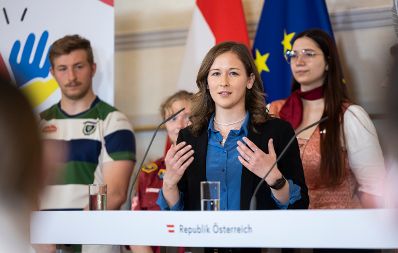 Am 12. Mai 2022 fand eine Pressekonferenz mit Bundesministerin Susanne Raab, Bundesminister Martin Polaschek und Staatssekretärin Claudia Plakolm (im Bild) zum Buddy-Programm für ukrainische junge Vertriebene statt.