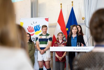 Am 12. Mai 2022 fand eine Pressekonferenz mit Bundesministerin Susanne Raab, Bundesminister Martin Polaschek und Staatssekretärin Claudia Plakolm (im Bild) zum Buddy-Programm für ukrainische junge Vertriebene statt.