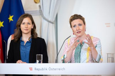 Am 12. Mai 2022 fand eine Pressekonferenz mit Bundesministerin Susanne Raab (r.), Bundesminister Martin Polaschek und Staatssekretärin Claudia Plakolm (l.) zum Buddy-Programm für ukrainische junge Vertriebene statt.