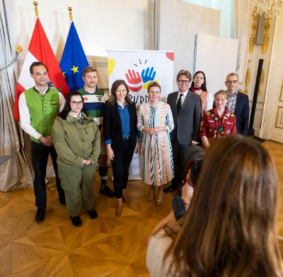 Am 12. Mai 2022 fand eine Pressekonferenz mit Bundesministerin Susanne Raab, Bundesminister Martin Polaschek und Staatssekretärin Claudia Plakolm zum Buddy-Programm für ukrainische junge Vertriebene statt.