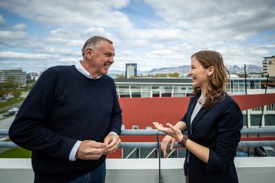 Am 16. Mai 2022 reiste Staatssekretärin Claudia Plakolm (2.v.l.) zu einem Arbeitsbesuch nach Reykjavík. Im Bild mit einem Vertreter der Planet Youth.