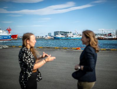 Am 16. Mai 2022 reiste Staatssekretärin Claudia Plakolm (r.) zu einem Arbeitsbesuch nach Reykjavík. Im Bild beim Ocean Cluster & Besuch Uni Island.