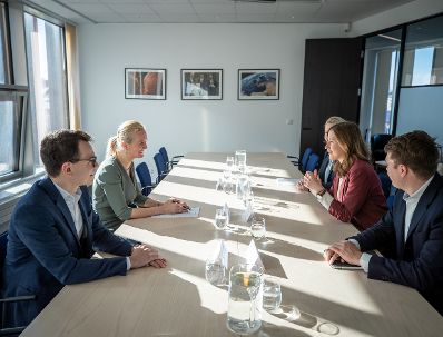 Am 17. Mai 2022 reiste Staatssekretärin Claudia Plakolm (2.v.r.) zu einem Arbeitsbesuch nach Reykjavík. Im Bild beim Treffen mit einer EU Delegation.