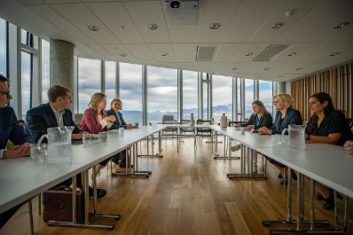 Am 17. Mai 2022 reiste Staatssekretärin Claudia Plakolm (2.v.l.) zu einem Arbeitsbesuch nach Reykjavík. Im Bild beim Treffen mit einer EU Delegation.