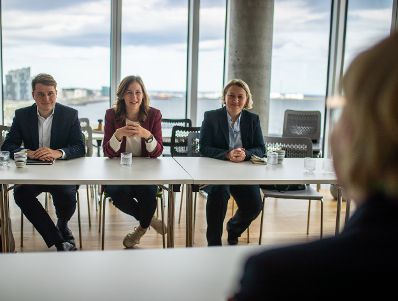 Am 17. Mai 2022 reiste Staatssekretärin Claudia Plakolm (m.) zu einem Arbeitsbesuch nach Reykjavík. Im Bild beim Treffen mit einer EU Delegation.