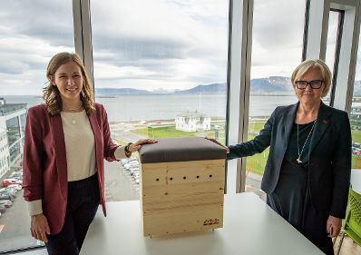 Am 17. Mai 2022 reiste Staatssekretärin Claudia Plakolm (l.) zu einem Arbeitsbesuch nach Reykjavík. Im Bild beim Treffen mit einer EU Delegation.