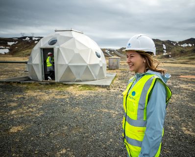 Am 17. Mai 2022 reiste Staatssekretärin Claudia Plakolm (r.) zu einem Arbeitsbesuch nach Reykjavík. Im Bild bei Carbfix.
