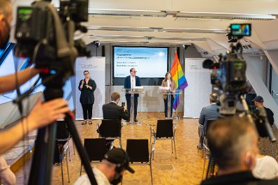 Am 20. Mai 2022 nahmen Bundesminister Johannes Rauch (l.) und Staatssekretärin Claudia Plakolm (r.) an einer Pressekonferenz Blutspende ohne Diskriminierung teil.