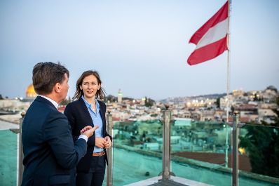 Am 22. Mai 2022 reiste Staatssekretärin Claudia Plakolm (r.) zu einem Arbeitsbesuch nach Jerusalem. Im Bild beim Empfang mit österreichischen Zivildienern im Österreichischen Hospiz.