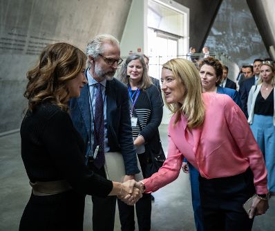 Am 23. Mai 2022 reiste Staatssekretärin Claudia Plakolm (l.) zu einem Arbeitsbesuch nach Jerusalem. Im Bild beim Treffen mit Roberta Metsola (r.), Präsidentin des Europäischen Parlaments.