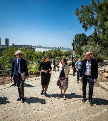 Am 23. Mai 2022 reiste Staatssekretärin Claudia Plakolm (2.v.l.) zu einem Arbeitsbesuch nach Jerusalem. Im Bild beim Besuch des „Yad Vashem - The World Holocaust Remembrance Center“.