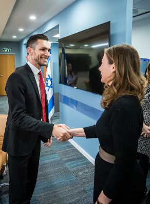 Am 23. Mai 2022 reiste Staatssekretärin Claudia Plakolm (r.) zu einem Arbeitsbesuch nach Jerusalem. Im Bild beim Treffen mit dem stellvertretenden israelischen Außenminister, Idan Roll (l.).