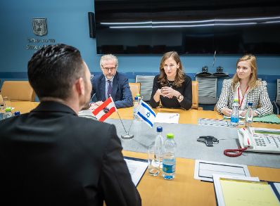 Am 23. Mai 2022 reiste Staatssekretärin Claudia Plakolm (m.r.) zu einem Arbeitsbesuch nach Jerusalem. Im Bild beim Treffen mit dem stellvertretenden israelischen Außenminister, Idan Roll (l.).