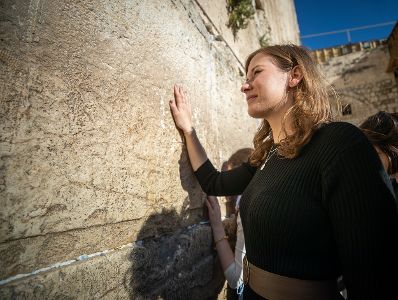 Am 23. Mai 2022 reiste Staatssekretärin Claudia Plakolm (im Bild) zu einem Arbeitsbesuch nach Jerusalem. Im Bild beim Besuch der Klagemauer.