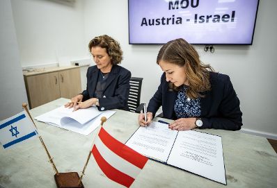 Am 24. Mai 2022 reiste Staatssekretärin Claudia Plakolm (r.) zu einem Arbeitsbesuch nach Jerusalem. Im Bild bei der Unterzeichnung des Jugendabkommens zwischen Österreich und Israel.