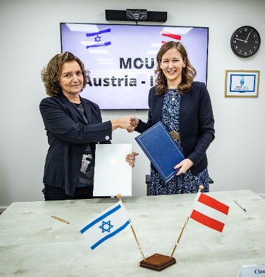Am 24. Mai 2022 reiste Staatssekretärin Claudia Plakolm (r.) zu einem Arbeitsbesuch nach Jerusalem. Im Bild bei der Unterzeichnung des Jugendabkommens zwischen Österreich und Israel.
