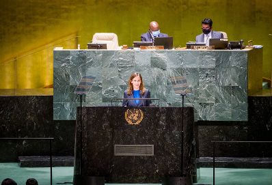 Am 6. Juni 2022 reiste Staatssekretärin Claudia Plakolm nach New York. Im Bild bei der Rede zum Thema Jugendkriminalität vor der UNO-Generalversammlung.