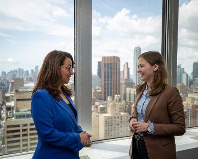 Am 7. Juni 2022 reiste Staatssekretärin Claudia Plakolm nach New York. Im Bild bei dem Treffen mit Ghada Fathi Waly, Director-General des United Nations Office in Wien.