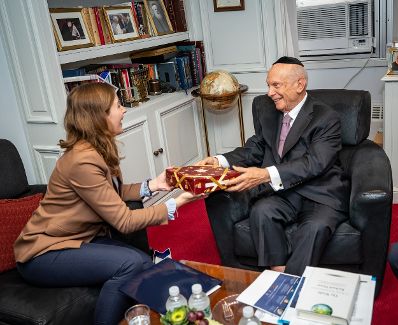 Am 7. Juni 2022 reiste Staatssekretärin Claudia Plakolm nach New York. Im Bild beim Treffen mit Rabbi Arthur Schneier.