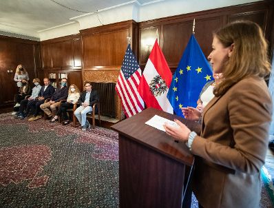 Am 7. Juni 2022 reiste Staatssekretärin Claudia Plakolm nach New York. Im Bild bei der Verleihung von österreichischen Staatsbürgerschaften an Angehörige von Überlebenden der Shoah.