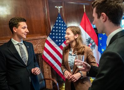 Am 7. Juni 2022 reiste Staatssekretärin Claudia Plakolm nach New York. Im Bild bei der Verleihung von österreichischen Staatsbürgerschaften an Angehörige von Überlebenden der Shoah.