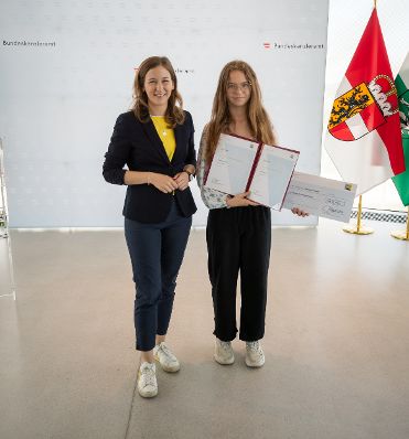 Am 15. Juni 2022 überreichte Staatssekretärin Claudia Plakolm (l.) die Urkunden beim Bundesredewettbewerb.
